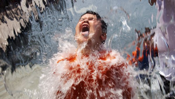 Люди спасаются от жары