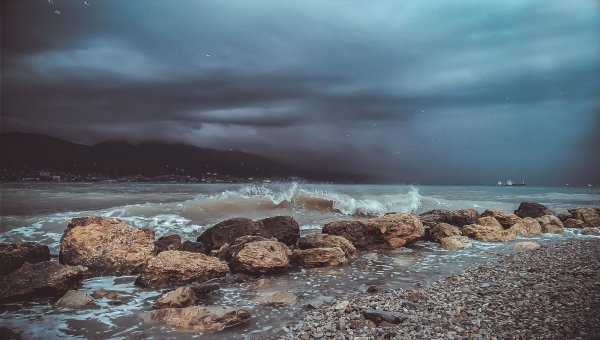 Море в пасмурный день