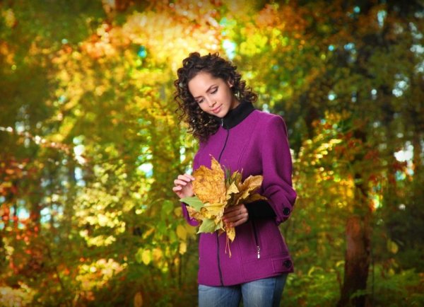 Девушка в осеннем парке