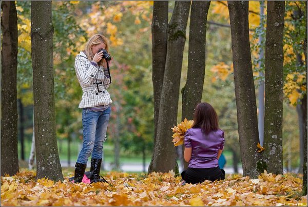 Девушка гуляет в парке