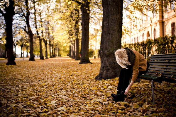 Блондинка осенью со спины