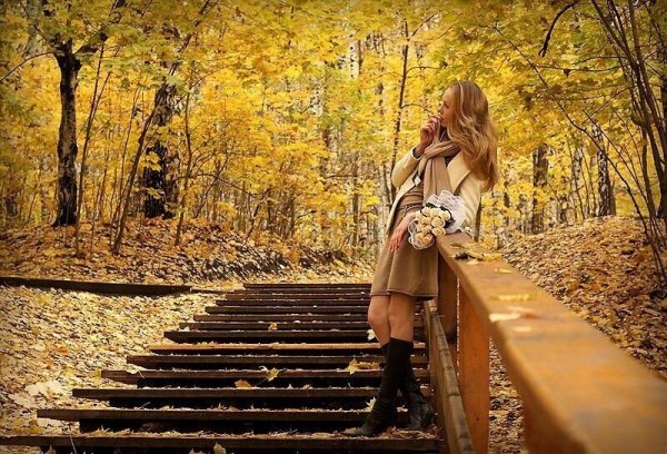 Девушка осенью на аллее