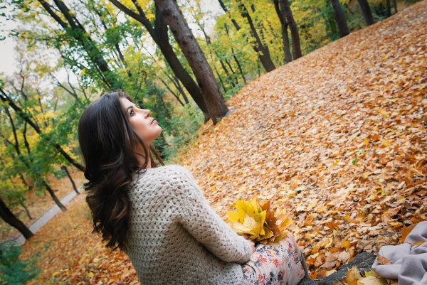 Брюнетка осенью