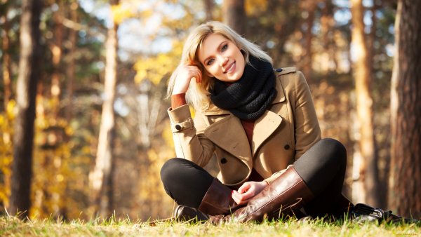 Девушка в пальто осенью