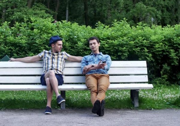 Парень сидит на лавке