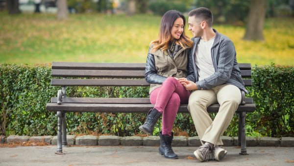 Парень и девушка сидят на скамейке