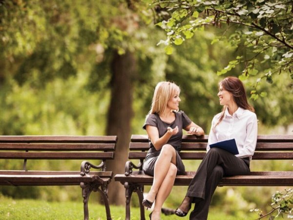 Две женщины на лавочке