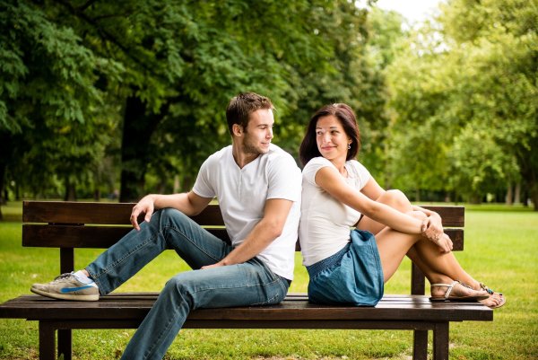 Пара на скамейке