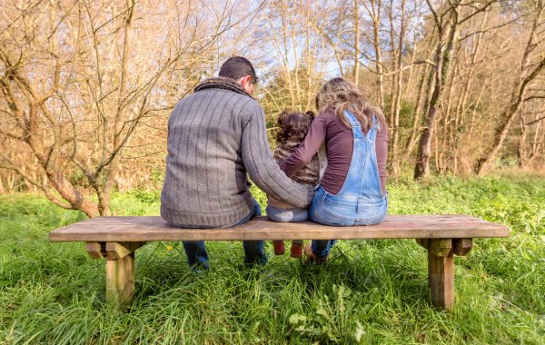 Семья в парке на лавочке