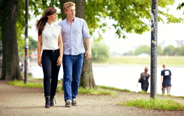 Парень и девушка гуляют