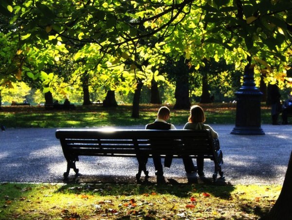 Люди на лавочке в парке