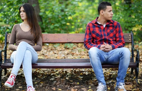 Мужчина в клетчатой рубашке сидит