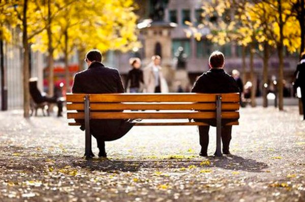 Двое мужчин на скамейке