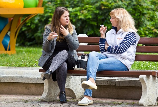Две девушки на скамейке в парке