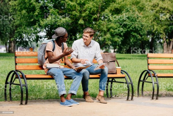 Два человека сидят на скамейке