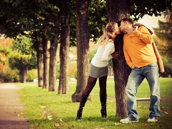 Пара гуляет в парке