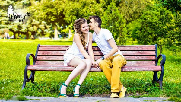 Парочка на скамейке