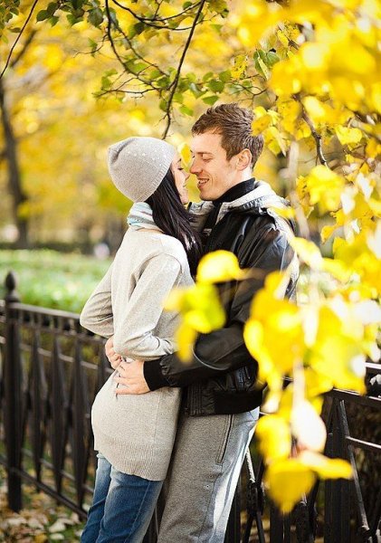 Парень с девушкой в осеннем парке