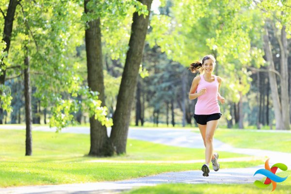 Девушка бегает в парке