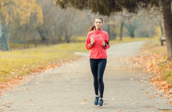 Девушка на пробежке осенью