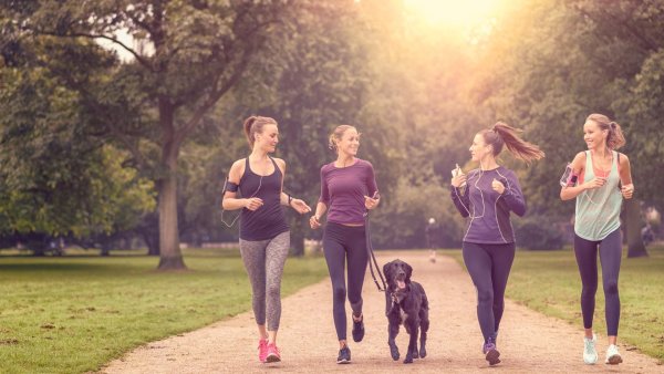 Девушка бегает в парке