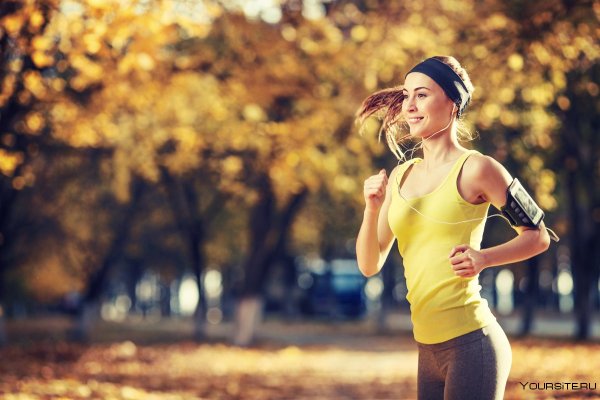 Спортивная девушка осенью