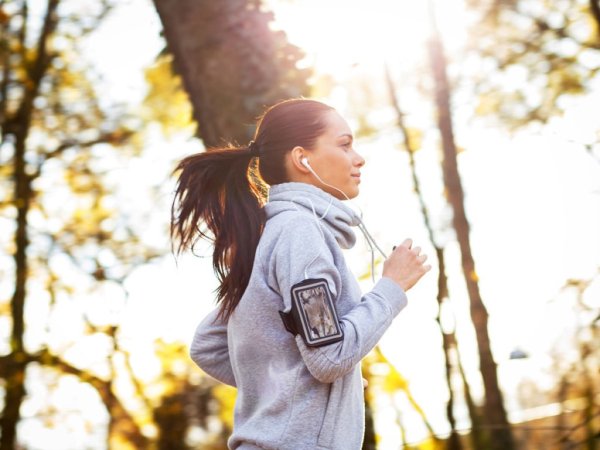 Девушка бежит