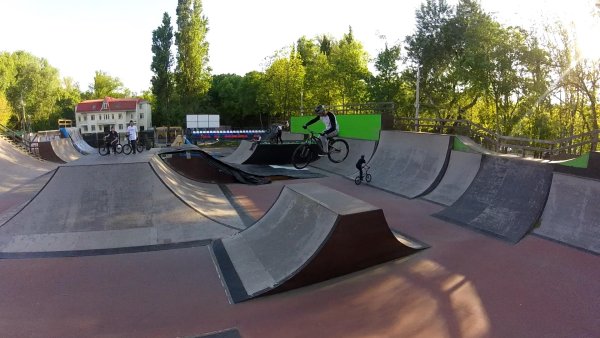 Фанбокс скейт парк