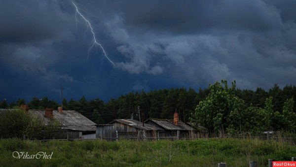 Вечерняя гроза в деревне