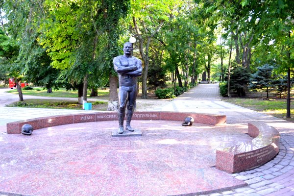 Памятники парка Поддубного в Ейске