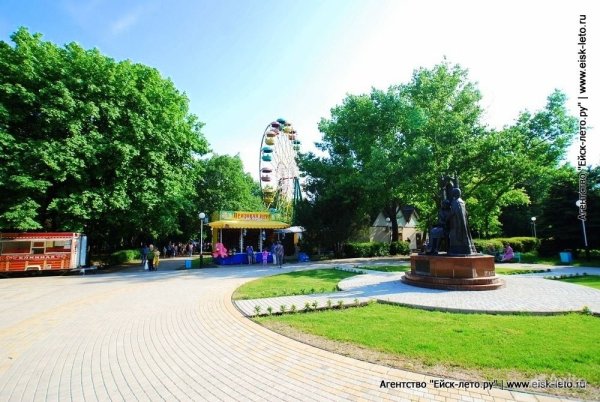 Колесо обозрения в парке Поддубного в Ейске
