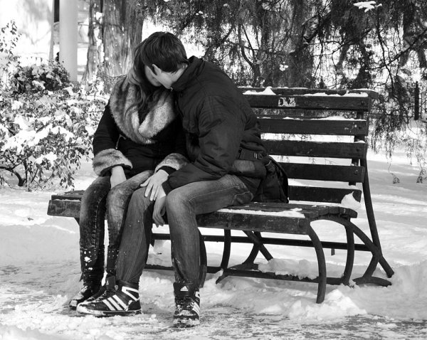 Пара на скамейке в парке