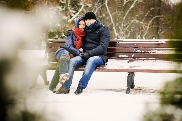 На скамейке парочка зимой
