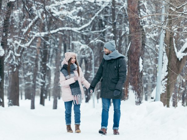 Люди в парке зимой