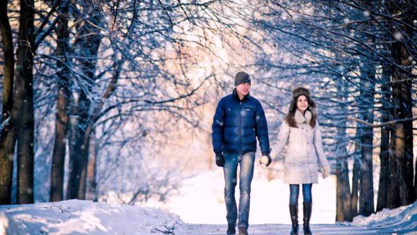 Парни в зимнем парке