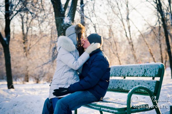 Пара в зимнем парке