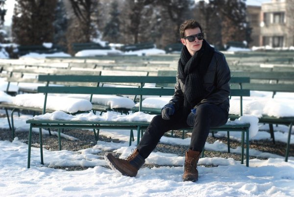 Мужская фотосессия на улице зимой