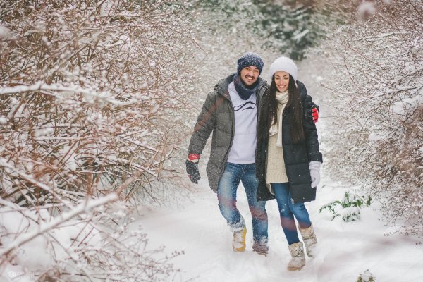 Пара в зимнем лесу