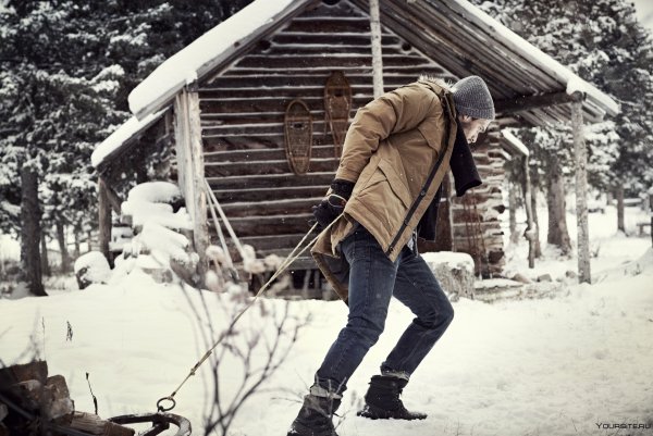 Парень в лесу зимой