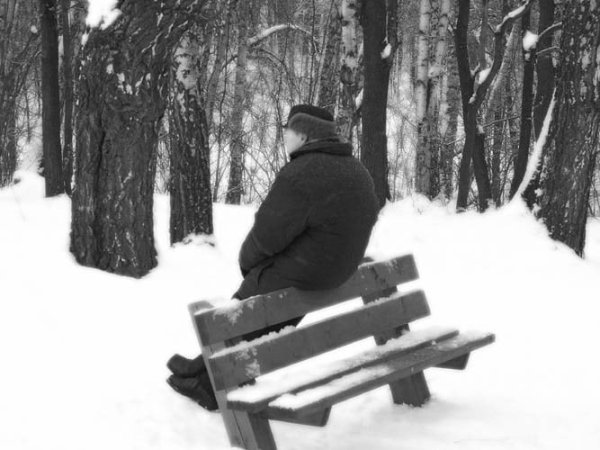 Старик на скамейке зимой