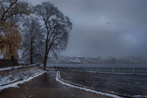 Поздняя осень снег город