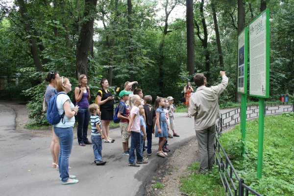 Школьники на экскурсии в парке