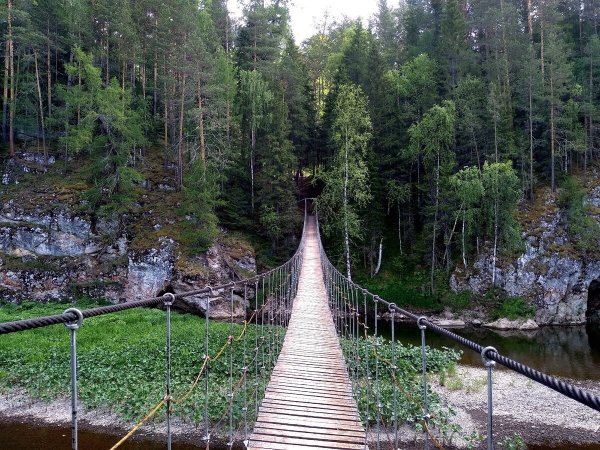 Скала карстовый мост Оленьи ручьи