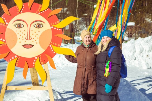 Украшение к празднику Масленицы в парке