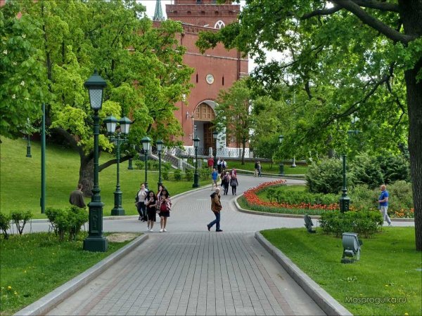 Нижний Александровский сад Москва