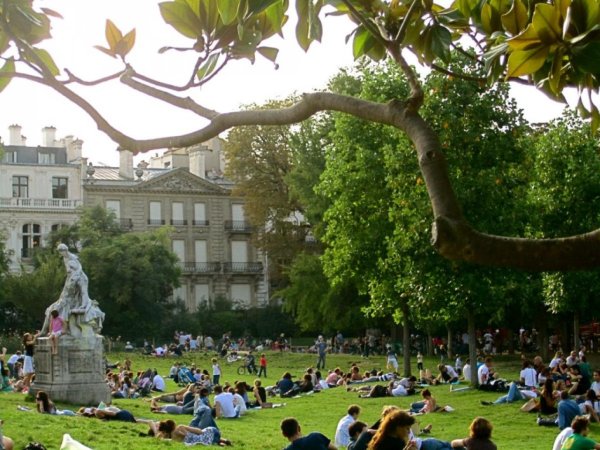 Парк Монсо в Париже