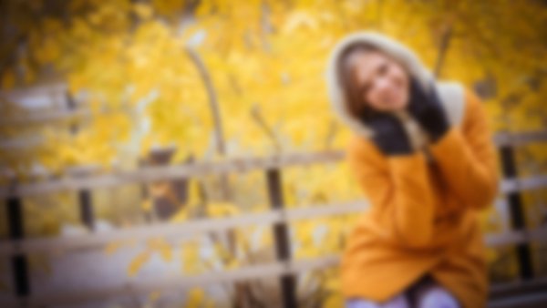 Девочка в осеннем парке