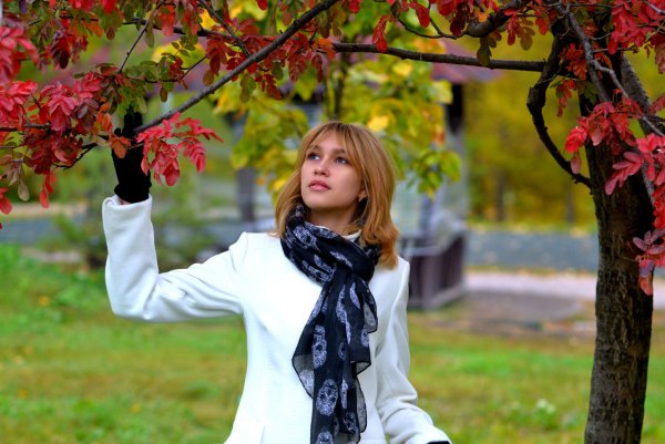 Женщина в пальто осенью