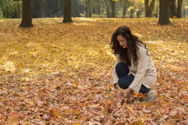 Брюнетка осенью