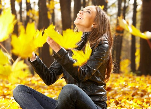 Девушка и листопад